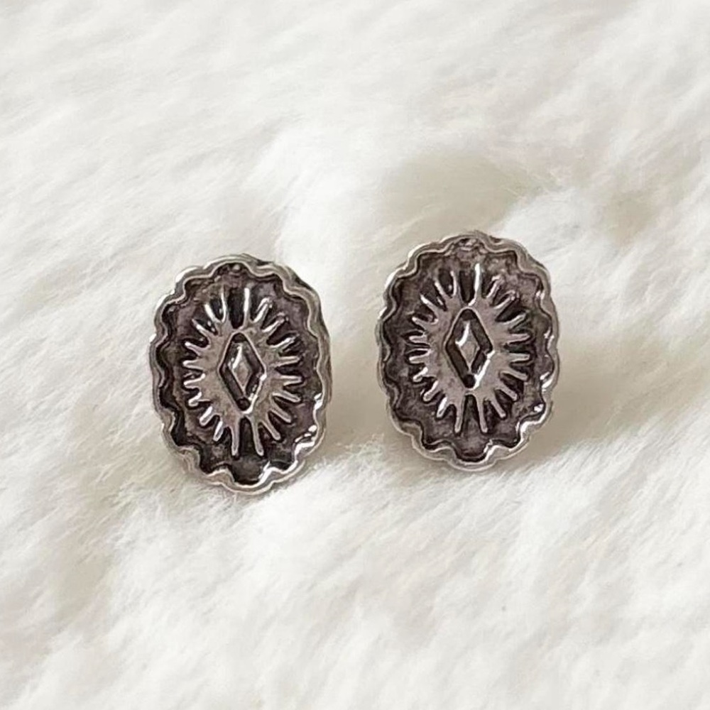 5/$15 🩷 MUST BUNDLE Sunburst Oval Stud Earrings - Silver